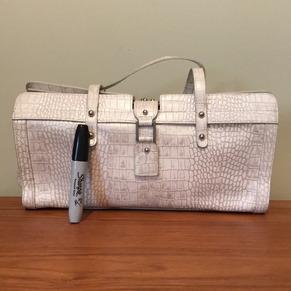 NWOT Kenneth Cole white handbag w magnetic closure! Genuine leather! - Picture 6 of 7